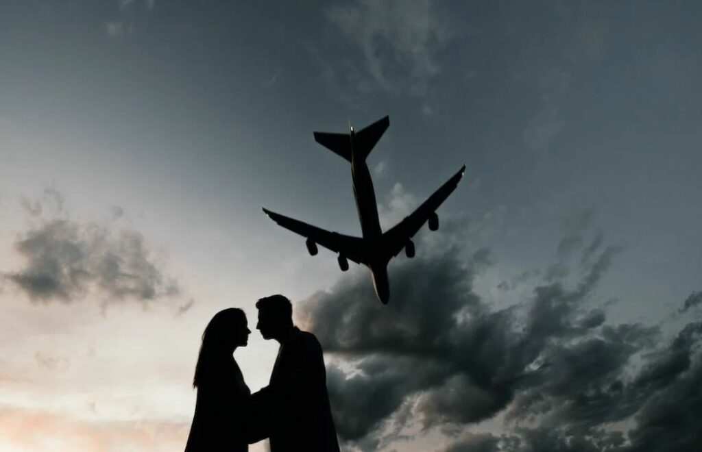 couple qui s'apprête à faire l'amour dans l'avion