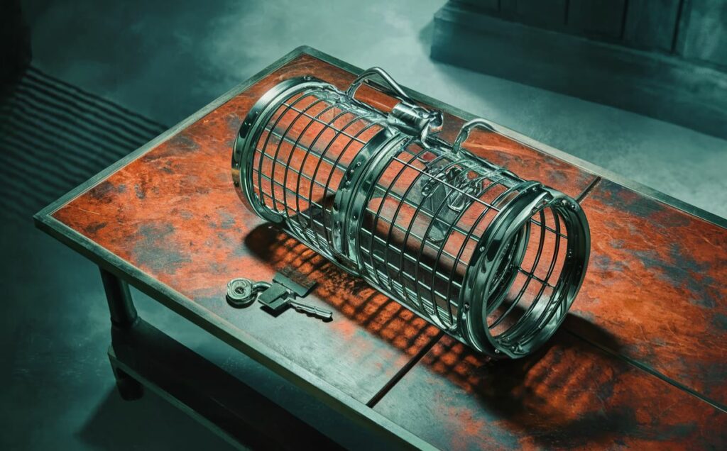 cage de chasteté sur une table