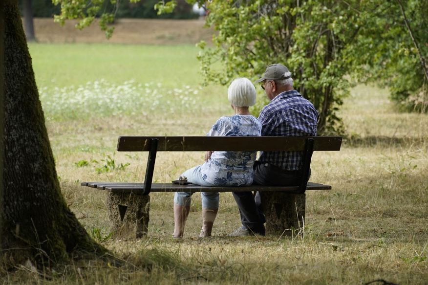 couple agé sur un banc dans un parc