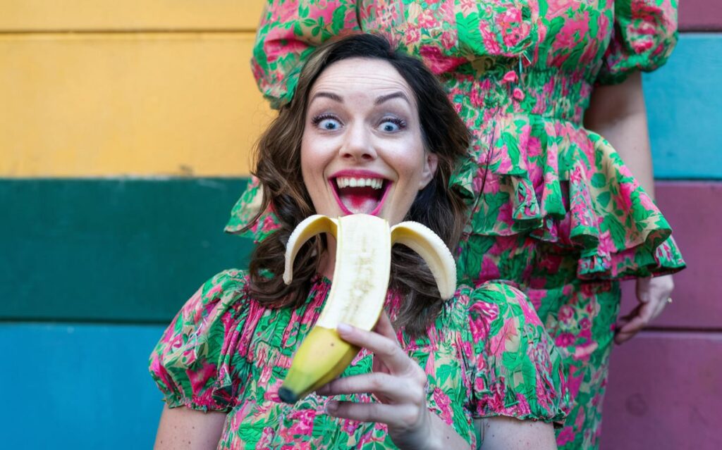 femme qui suce une grosse banane