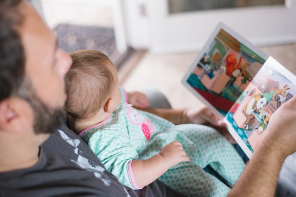 parent qui s'occupe d'un enfant après accouchement